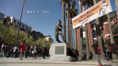 Em todo arremesso, - Say Hey, Willie Mays!
