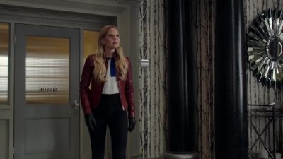 [Emma] An earthquake?
[door slams] - Once Upon a Time