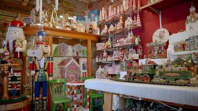 [Emma] I heard Denise
liked Christmas, - Make or Bake Christmas
