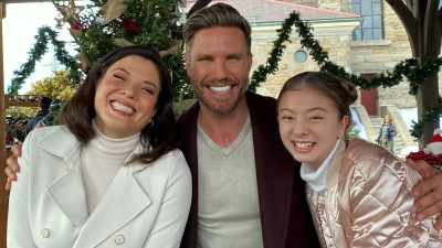 (emma and lily): Christmas tree!
(laughter) - Mom's Christmas Boyfriend