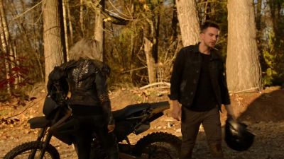 Emori, what
are you doing? - The 100