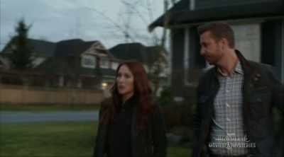 En Edward Irons is volgens de conciërge - Aurora Teagarden Mysteries: A Game of Cat and Mouse