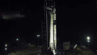 ...endnu en SpaceX-mission
til Den Internationale Rumstation. - Space Titans: Musk, Bezos, Branson
