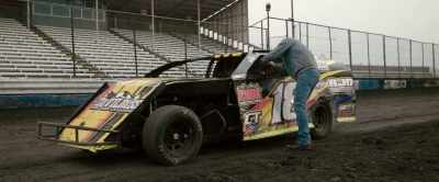 (engine rumbles) - Lady Driver