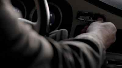 (ENGINE TURNS OVER) - Wallander
