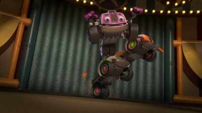 -[engines revving]
-[audience cheering] - Mighty Monsterwheelies
