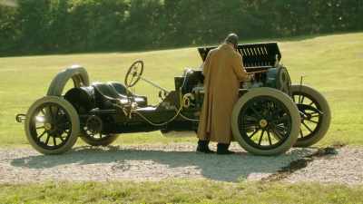 (engines roaring)
(dramatic music) - The Cars That Made America