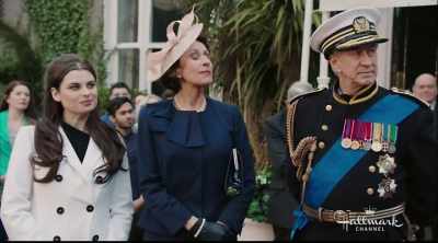 - Então...
- Assim te tornas rainha. - Royally Ever After