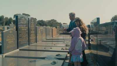 Entonces tendrás un trozo de casa contigo. - The Tattooist’s Son: Journey to Auschwitz