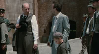 - Εverybody wants to get in!- What game is this? - Life Is Beautiful