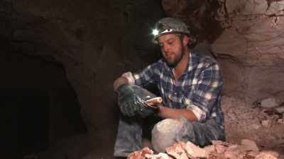 Er, we haven't found the opal
that we're expecting - Outback Opal Hunters
