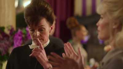 Er, she... she...
Ooh, she can't clap - Funny Woman