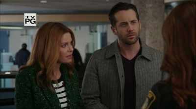 Er stonden muffins
en van eentje was een hap genomen. - Aurora Teagarden Mysteries: A Game of Cat and Mouse