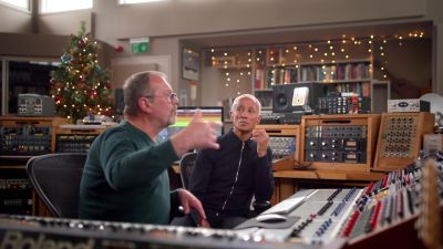 Er zit een vertraagde galm op... - Wham!: Last Christmas Unwrapped