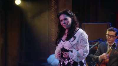 Era speriat. Nu știa dacă va fi dureros. - Alex Borstein: Corsets & Clown Suits