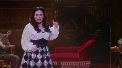 Eric a zis că a fost o risipă de bani - Alex Borstein: Corsets & Clown Suits
