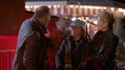 (eric laughing)
- kevin gave it to you.
Suits you. - Toying with the Holidays