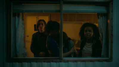 - Erin, it's okay.
- I'm sorry. - Paper Girls