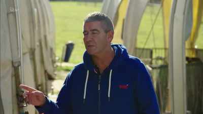 Erm, but 100%, I'd ask one of these
where to source a tiger from. - Britain's Tiger Kings - On the Trail with Ross Kemp