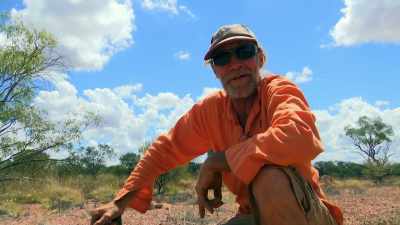 Erm, let's go and...
go to where we can dig - Outback Opal Hunters