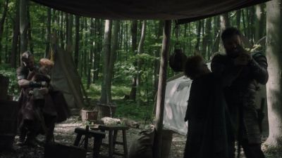 -[Esgar] Let go!
-Come on. - The Last Kingdom