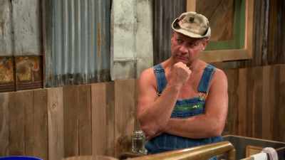 -Especially all them chicken
bones in there, right?
-Now what is - Moonshiners: Master Distiller
