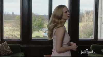 Espera, tenho de dizer uma coisa. - Royally Ever After