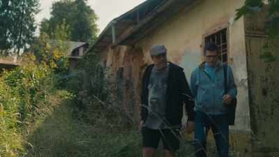 Esta es la escalera de la casa. - The Tattooist’s Son: Journey to Auschwitz