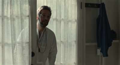 Estaba dándole a Miriam ropa seca. - The Shrink Next Door