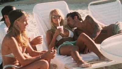 Estábamos en tumbonas, bebiendo tragos. - Pamela, A Love Story