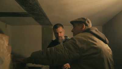 Este es el lugar de ejecución
del bloque de prisioneros. - The Tattooist’s Son: Journey to Auschwitz