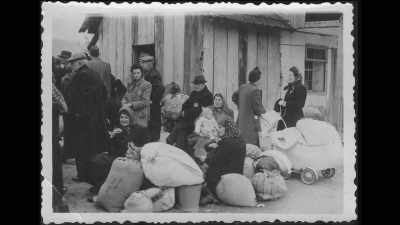 Este tipo de cosas
que tus padres pudieron ver entonces. - The Tattooist’s Son: Journey to Auschwitz