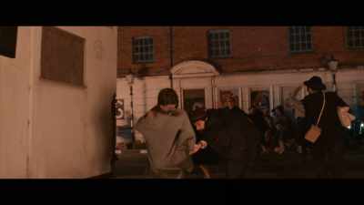 Ester! Ester! Buradayım. Buradayım.
Yanından ayrılmayacağım. Söz. Söz - Bodies