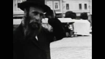 Esto sugería que los judíos
eran responsables - The Tattooist’s Son: Journey to Auschwitz