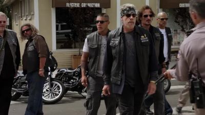 Ηey. Stop right there.
That's far enough. - Sons of Anarchy