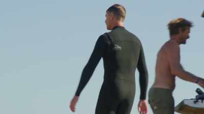 Even though the swell's
not big enough for The Peak, - Edge of the Earth