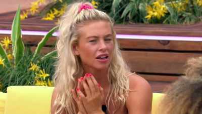 >> EVEN WHEN SHE WENT LIKE THIS
WITH HER ARM, IT WAS MUSCLE. - Love Island