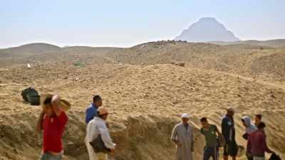 Every autumn, Egypt begins to buzz
with excitement. - Tutankhamun: Secrets of the Tomb