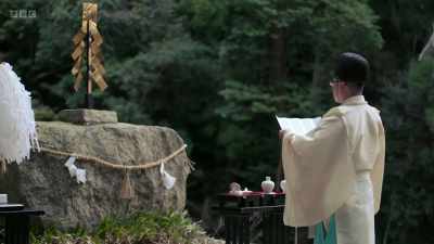 Every morning, a Shinto priest
makes an offering - The Art of Japanese Life