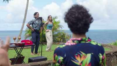 - Everybody!
- [all cheering] - Romance in Hawaii