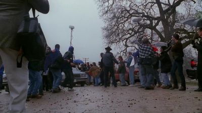 Everybody back.
Clear the car. - The X-Files