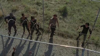 Everybody back!
Come on, back, now. - The Walking Dead