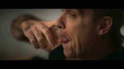 ♪ Everybody can see-ee-ee ♪ - Robbie Williams