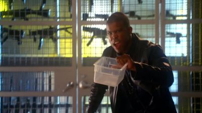 Everybody,empty your pockets. - CSI: Miami