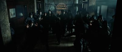Everybody get down on the fucking floor Now - Inside Man
