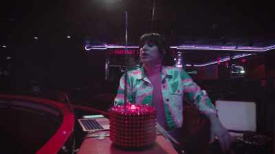Everybody here is feeling stuff
but me. What is it? - Living for the Dead