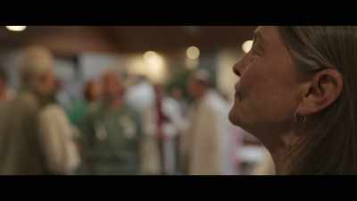 Everybody, keep pushing in.
Keep moving in. - Five Days at Memorial