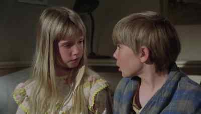 Everybody knocks. Pine Woods' rules. - Escape to Witch Mountain