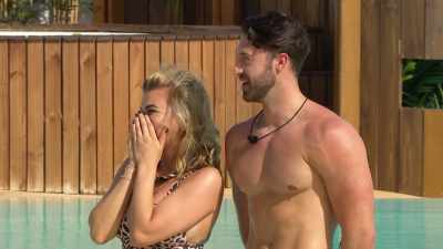 Everybody, let's meet Scott. - Love Island