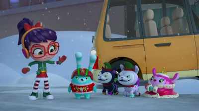 Everybody, load Grumbles up
with the cookies and presents. - Abby Hatcher